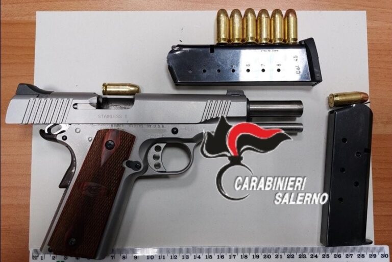 Salerno, porto d’armi clandestino: arrestato uomo