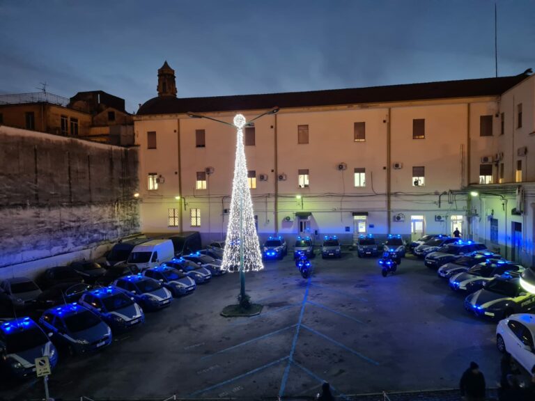 Questura, acceso l’albero di Natale: gli auguri di Giancarlo Conticchio