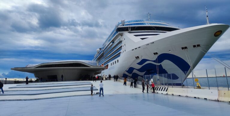 Stazione Marittima Salerno: chiusura col botto, arriva “Artania”