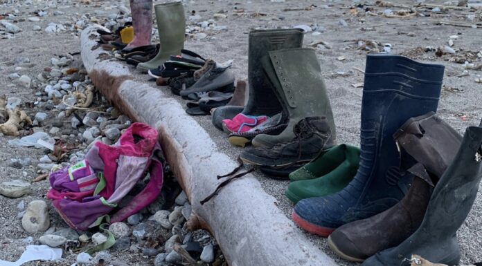 Salerno, scarpe ammassate sulla spiaggia: la denuncia social - Zerottonove