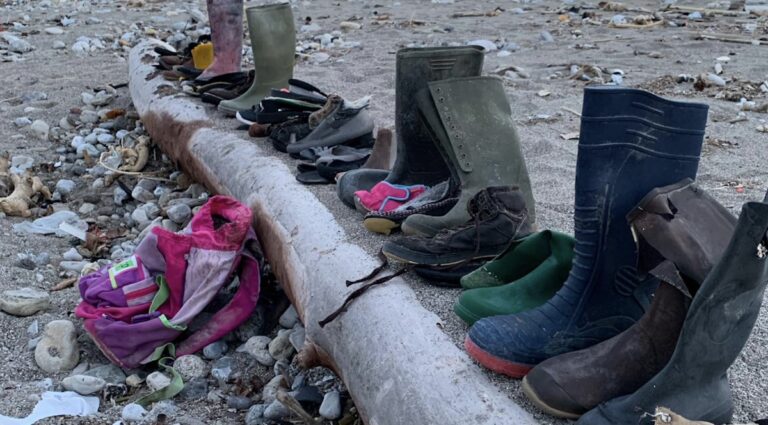 Salerno, scarpe ammassate sulla spiaggia: la denuncia social