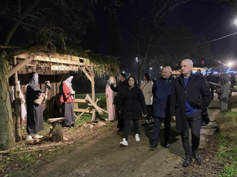 Baronissi, l’Arcivescovo Bellandi in visita al Presepe del Ciliegio