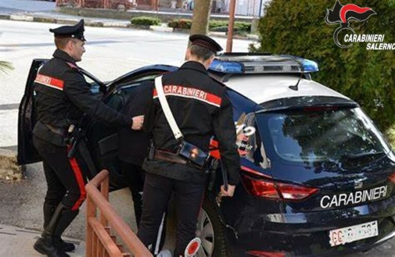 Salerno, rubano alcolici in un bar: arrestati